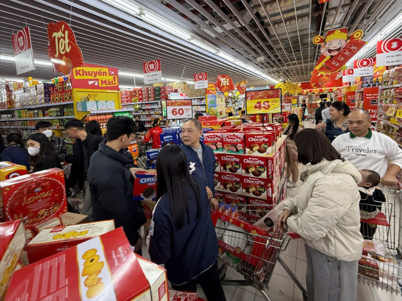 Người dân ào ào sắm Tết, siêu thị kín khách đến khuya - Ảnh 2