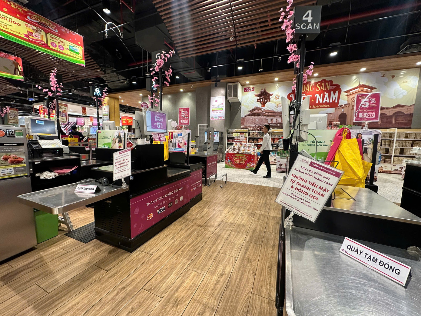 Mùng 2 Tết: Siêu thị ngập rau thịt, khách vắng tanh vắng ngắt - Ảnh 12