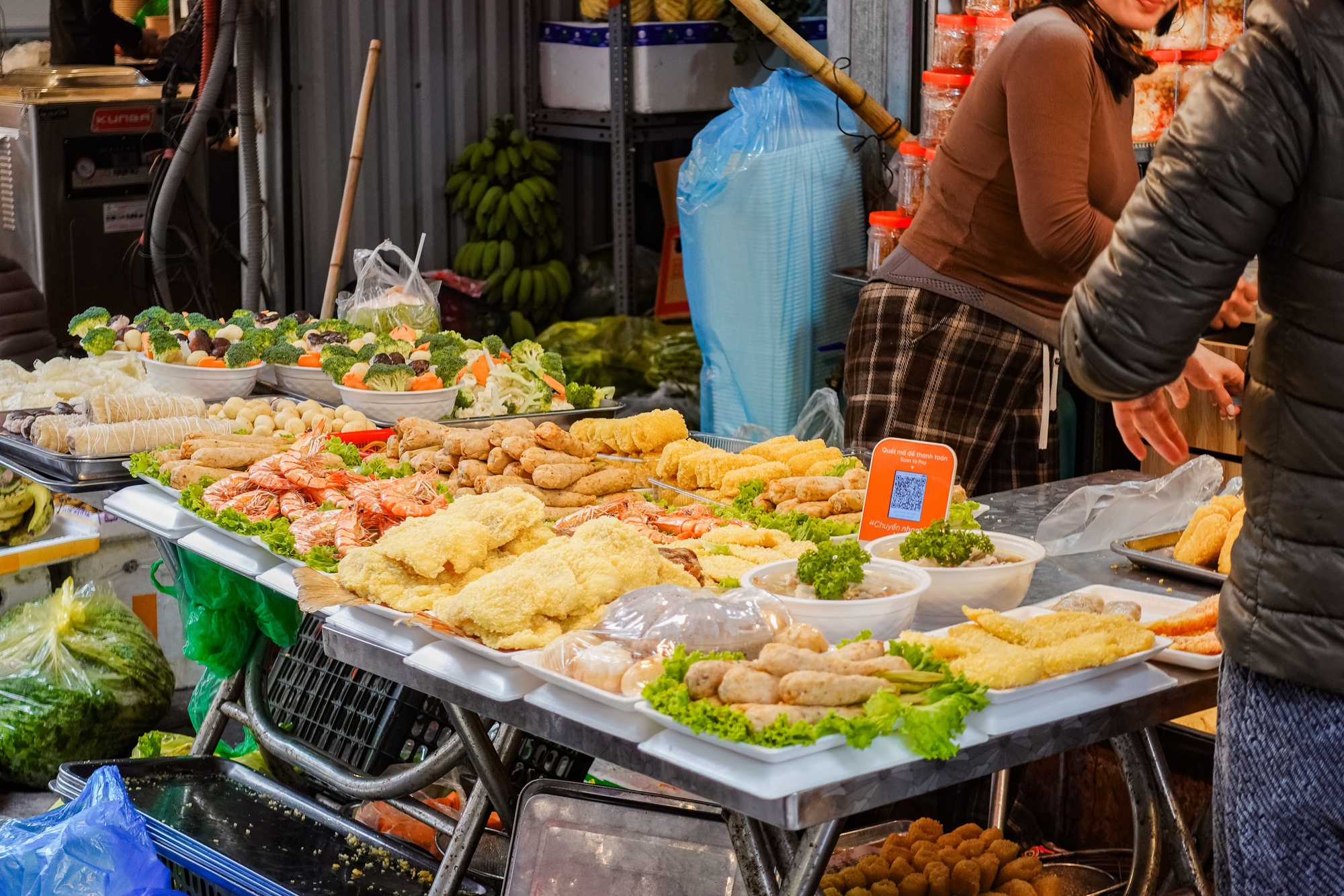 Gà luộc 1 triệu/con vẫn đổ xô mua - đây là khu chợ hot nhất Hà Nội hôm nay! - Ảnh 14