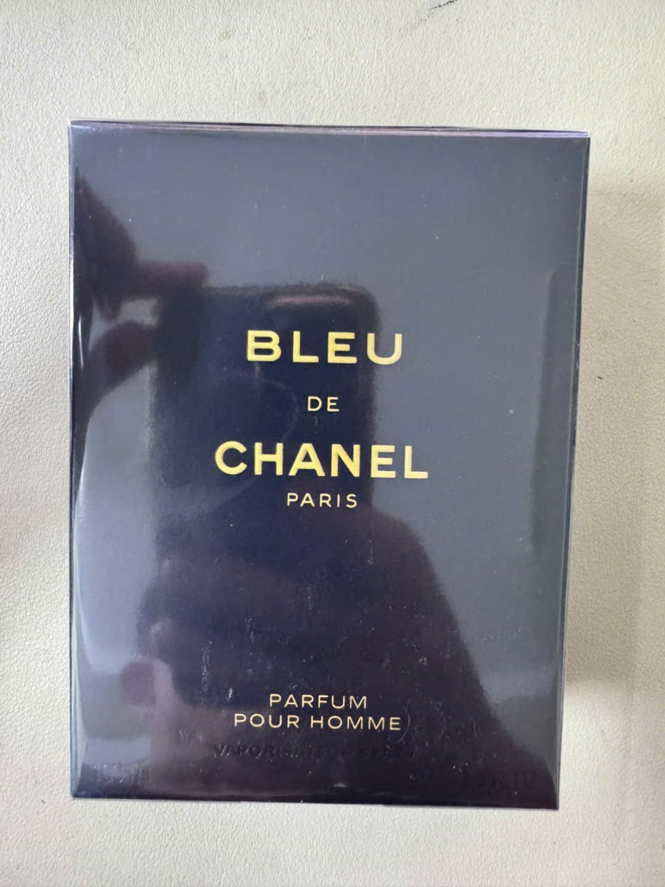 Triệt phá đường dây buôn bán 10.000 chai nước hoa Chanel, BVL, Versace giả - Ảnh 6