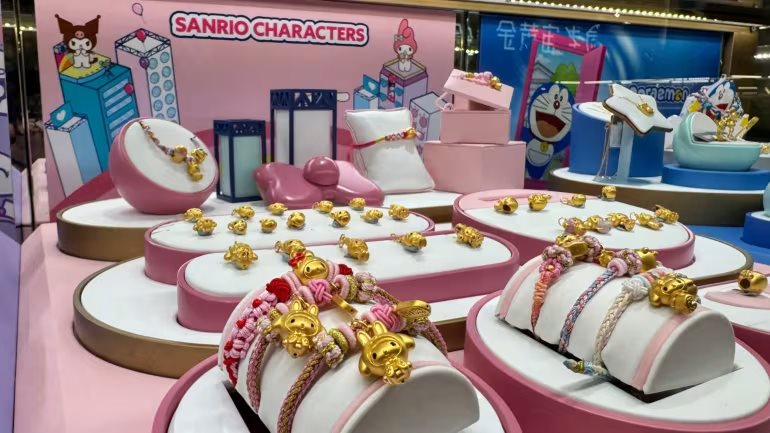 Độc lạ thị trường vàng: Trang sức vàng Hello Kitty khiến giới trẻ tại quốc gia này mê mẩn, sẵn sàng chi đậm - Ảnh 2