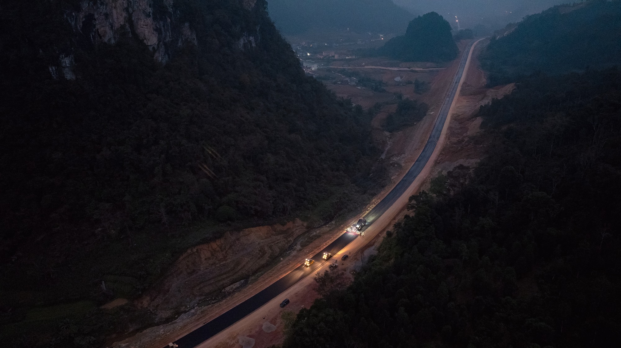 Phát hiện hiện tượng đặc biệt khi thi công cao tốc nối Lạng Sơn - Cao Bằng, 3.000 người Việt Nam quyết bám trụ, xuất hiện kỳ tích lớn - Ảnh 2