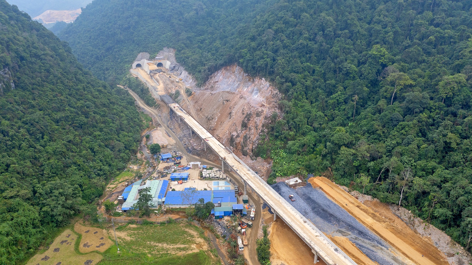 Phát hiện hiện tượng đặc biệt khi thi công cao tốc nối Lạng Sơn - Cao Bằng, 3.000 người Việt Nam quyết bám trụ, xuất hiện kỳ tích lớn - Ảnh 1