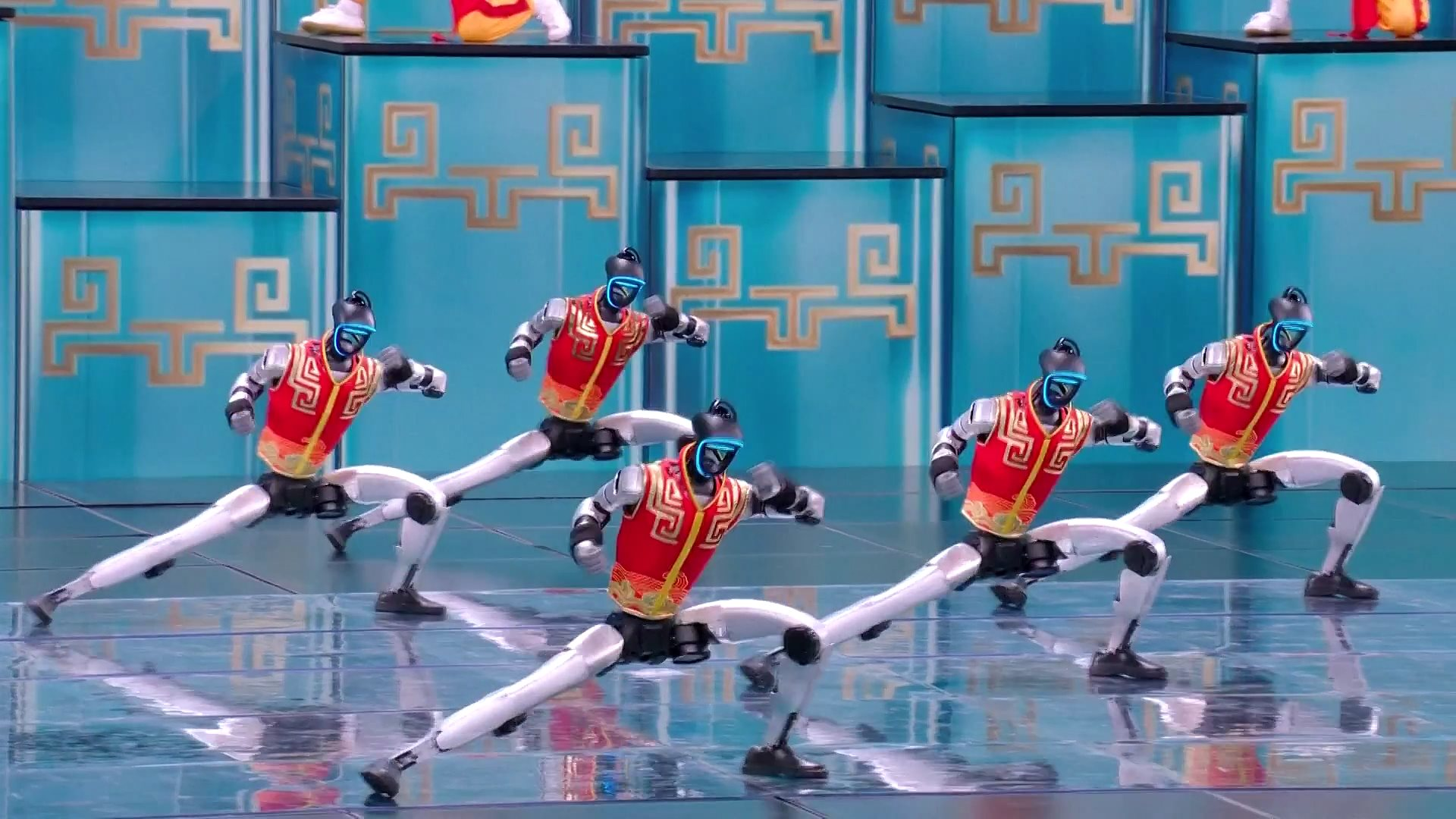 Founder công ty robot hình người hé lộ về canh bạc biểu diễn đêm Giao thừa: "1 bước lên tiên hoặc bôi tro trát trấu" - Ảnh 1