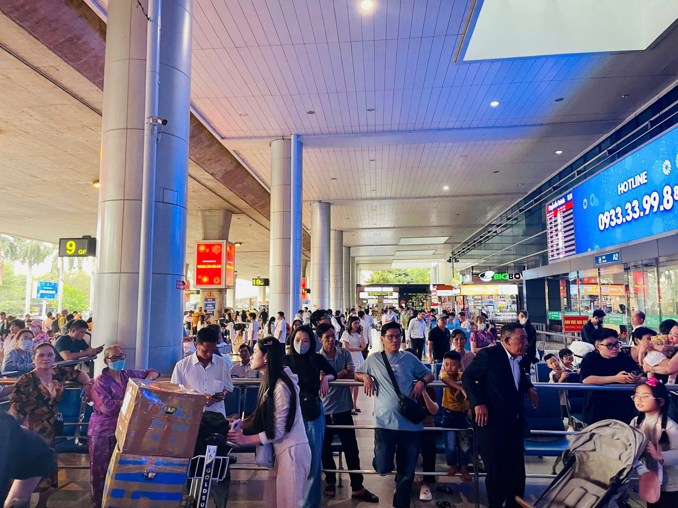 Dòng người nghỉ Tết bắt đầu đổ về sân bay Tân Sơn Nhất - Ảnh 7