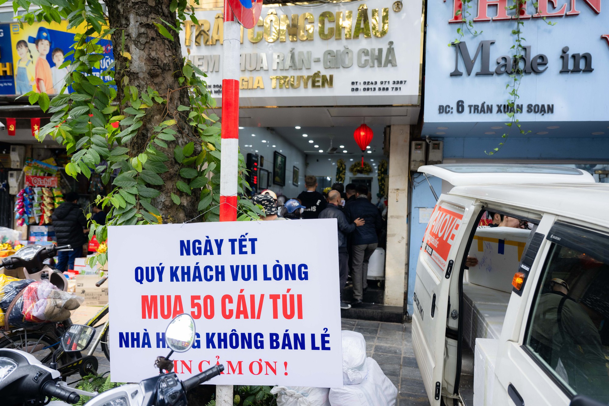 Xếp hàng cả trăm mét mua nem chua ở Hà Nội: Người phải chờ 50 khách, kẻ được "chen hàng" nhờ tấm thẻ đặc biệt - Ảnh 13