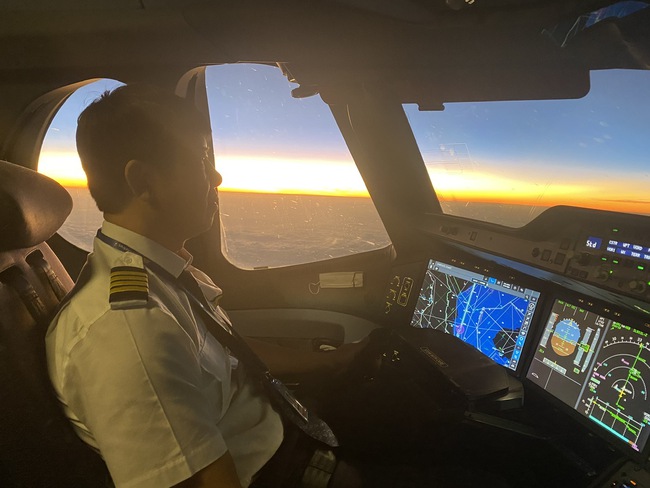 Cơ trưởng Vietnam Airlines Phạm Đình Hưng: Gần 60 tuổi vẫn phải liên tục rèn thể lực, ai muốn vào nghề, bên cạnh thu nhập, hãy lưu tâm đến sự khắc nghiệt - Ảnh 1