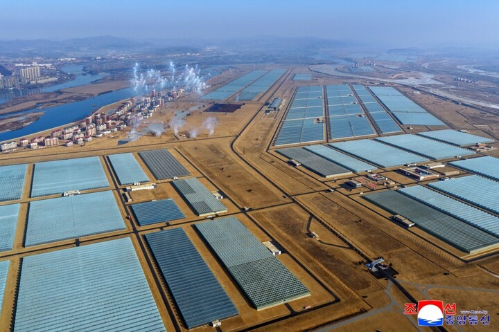 Ảnh hiếm trang trại nhà kính lớn nhất Triều Tiên - Ảnh 5