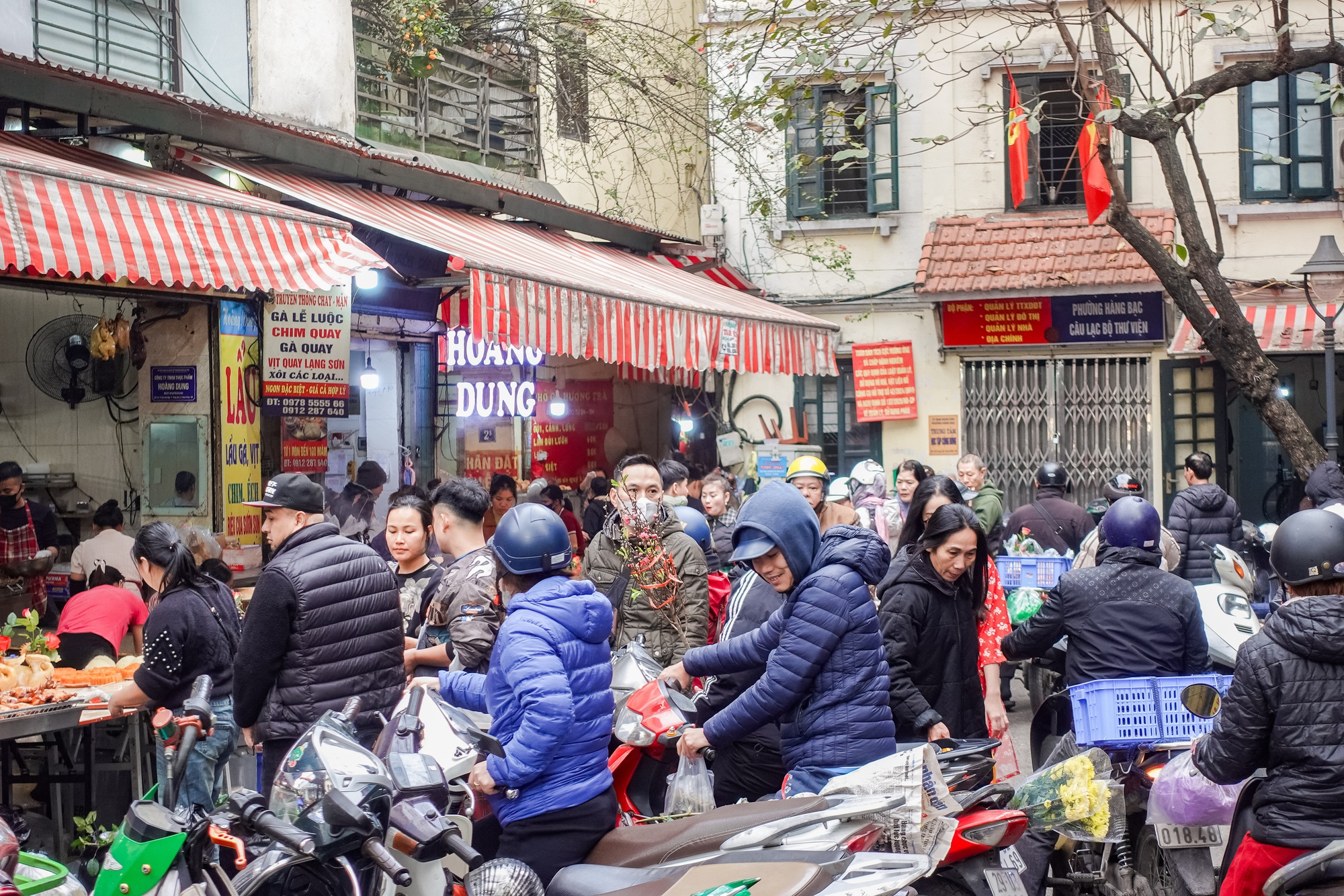 Gà luộc 1 triệu/con vẫn đổ xô mua - đây là khu chợ hot nhất Hà Nội hôm nay! - Ảnh 4