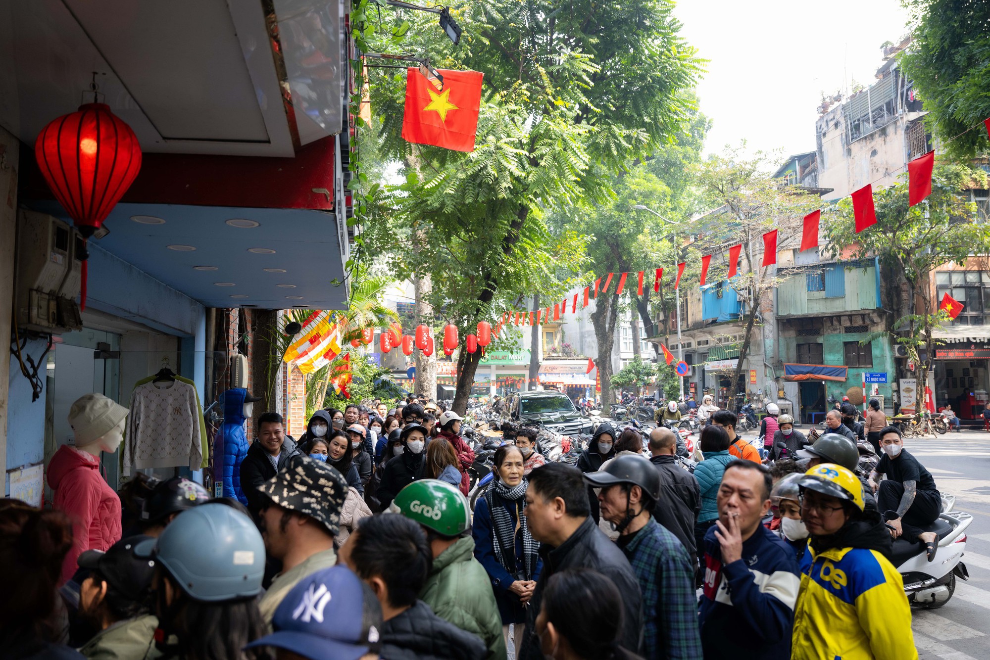 Xếp hàng cả trăm mét mua nem chua ở Hà Nội: Người phải chờ 50 khách, kẻ được "chen hàng" nhờ tấm thẻ đặc biệt - Ảnh 2