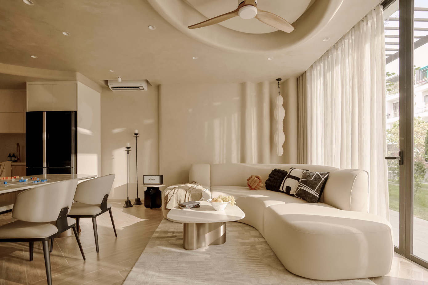 Tận dụng ánh sáng tự nhiên lan tỏa toàn bộ không gian của ngôi nhà hơn 120m2 - Ảnh 4