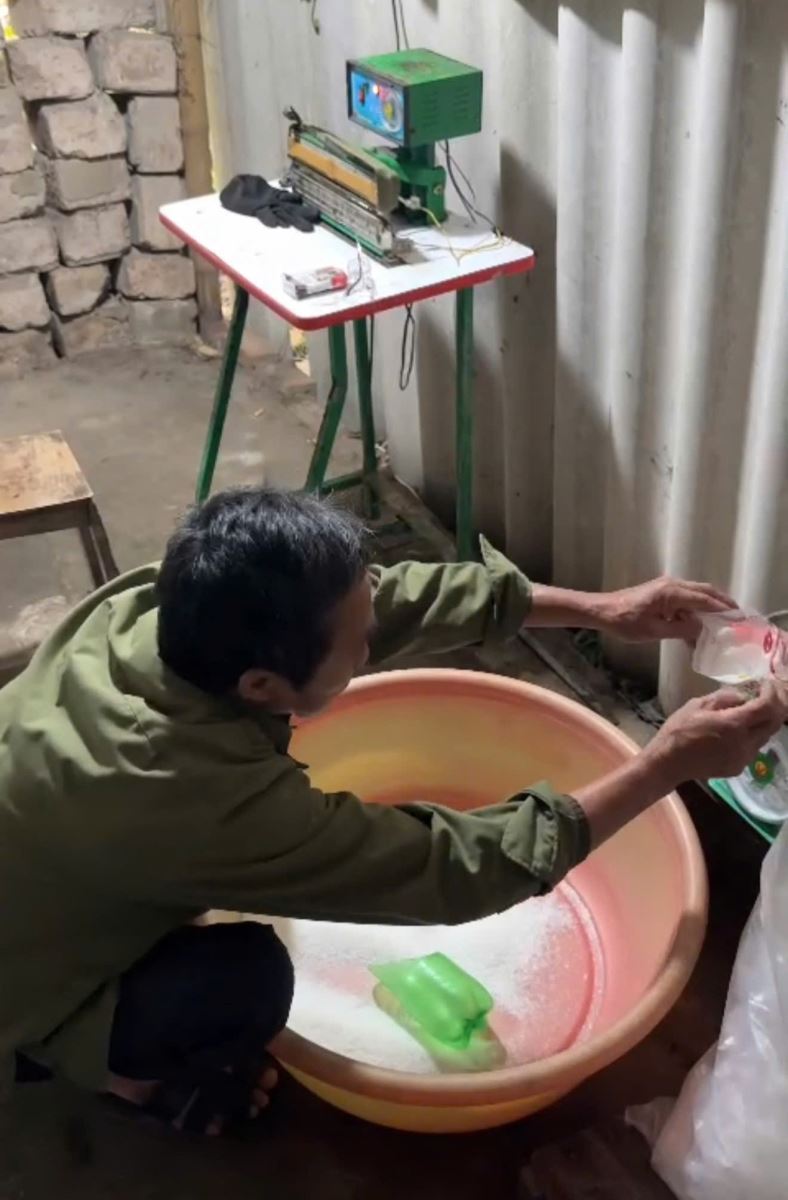 Đột kích một cơ sở, công an tỉnh Hưng Yên triệt phá đường dây sản xuất mì chính giả, tịch thu hơn 1 tấn sản phẩm nhãn hiệu Ajinomoto - Ảnh 3