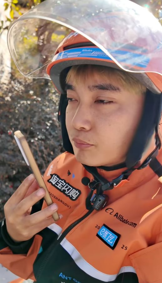 Shipper cô đơn nhất Trung Quốc: 24 tuổi chạy 200 đơn/ngày, một mình gánh cả vùng viễn biên, thu nhập vượt xa đồng nghiệp - Ảnh 4