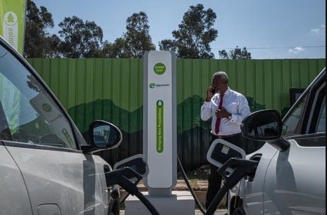 Một nửa dân số không có điện vẫn cố làm xe điện, kỳ lạ quốc gia từng vỡ nợ thì nay đặt cược vào EV để mong đổi đời - Ảnh 2