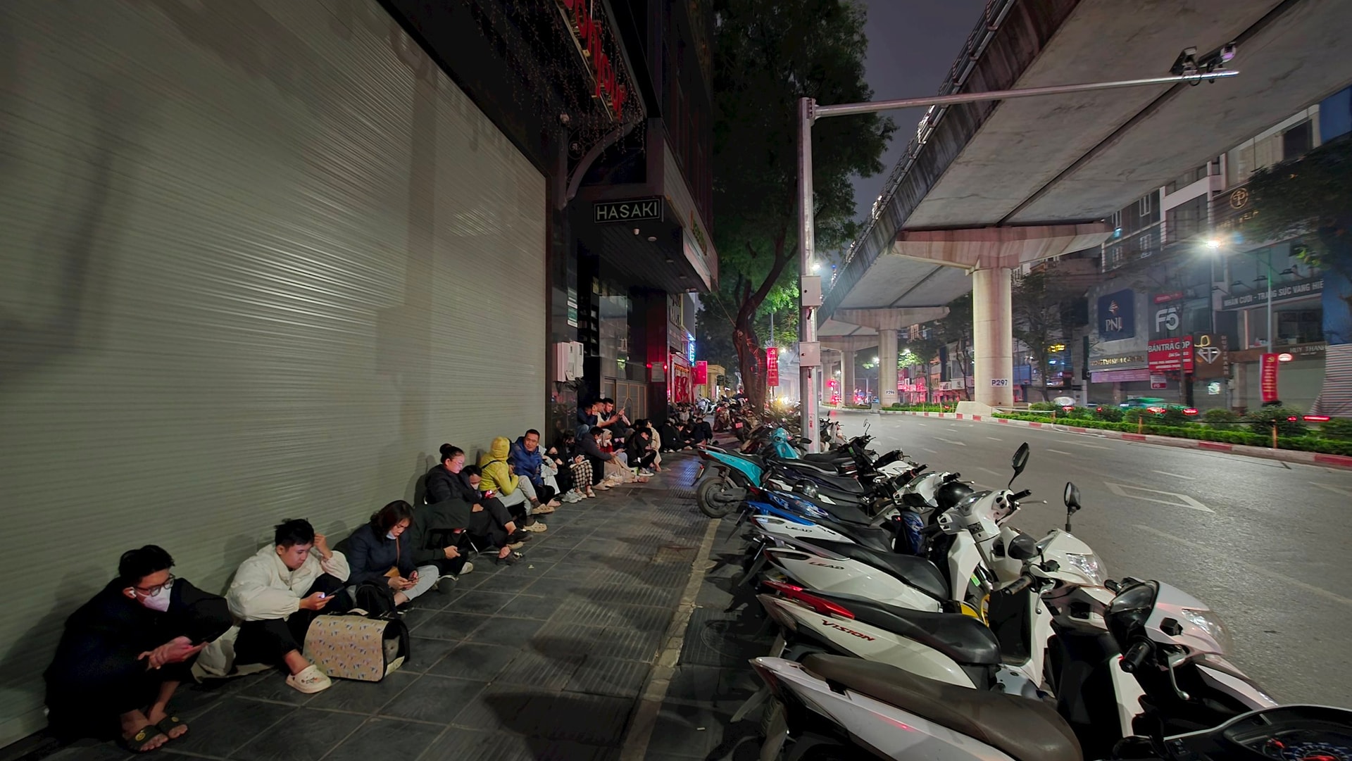 Người dân đổ xô xếp hàng đợi mua từ 21h ngày 1/2, giá bạc hôm nay thế nào? - Ảnh 3