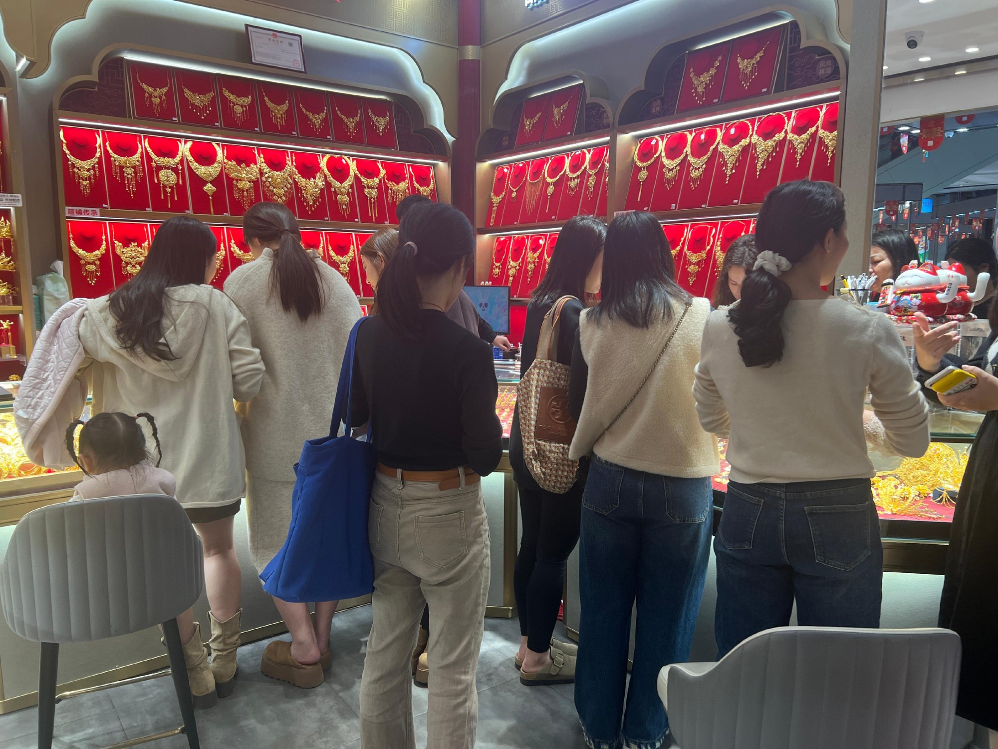 Không riêng Việt Nam, nhà đầu tư ở quốc gia này cũng ồ ạt mang áo ấm xếp hàng từ sáng sớm để mua vàng mua bạc - Ảnh 2