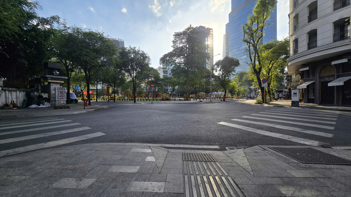 Cảnh vắng lặng hiếm thấy của đường phố Hà Nội, TP.HCM sáng mùng 1 Tết - Ảnh 3