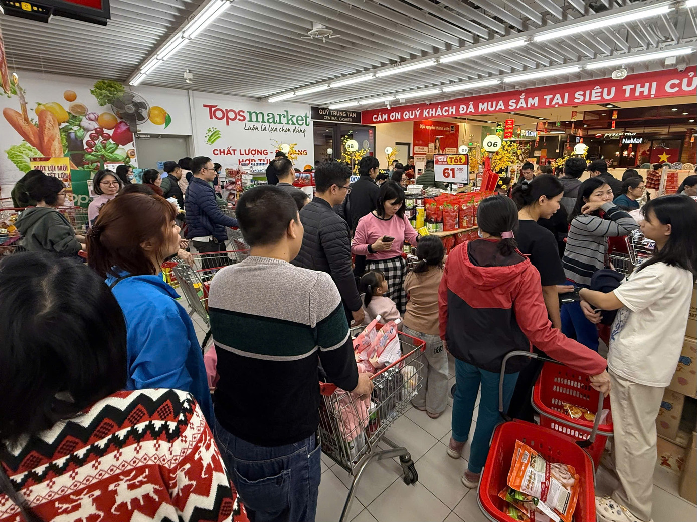 Người dân ào ào sắm Tết, siêu thị kín khách đến khuya - Ảnh 6