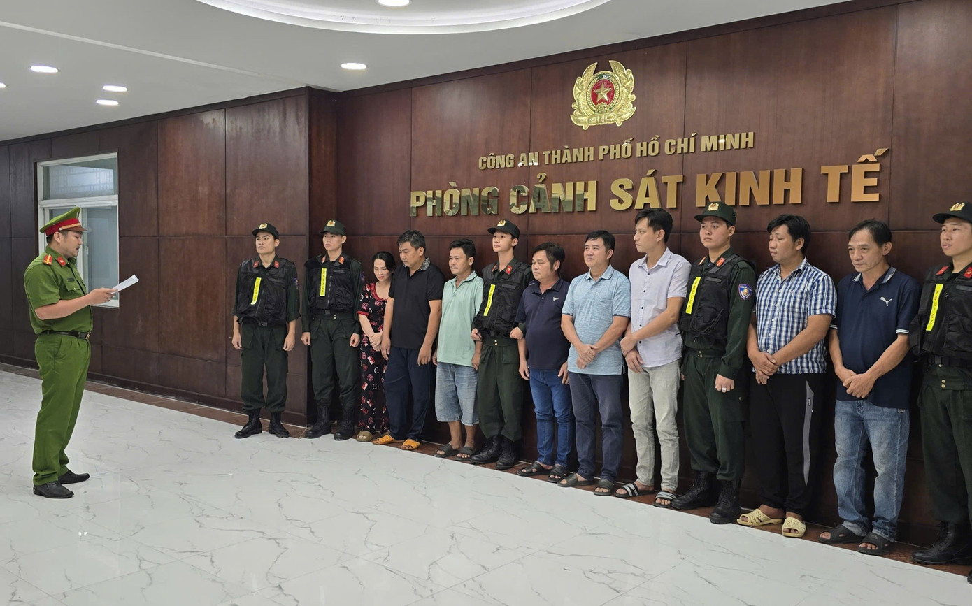 Lật tẩy 'công xưởng' sản xuất xăng RON A95 giả ở TPHCM - Ảnh 15