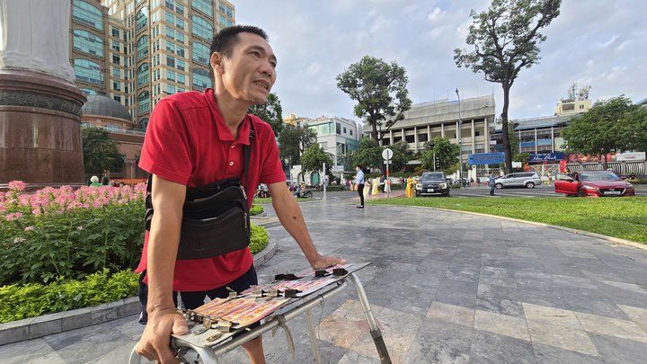 Cảnh vắng lặng hiếm thấy của đường phố Hà Nội, TP.HCM sáng mùng 1 Tết - Ảnh 9