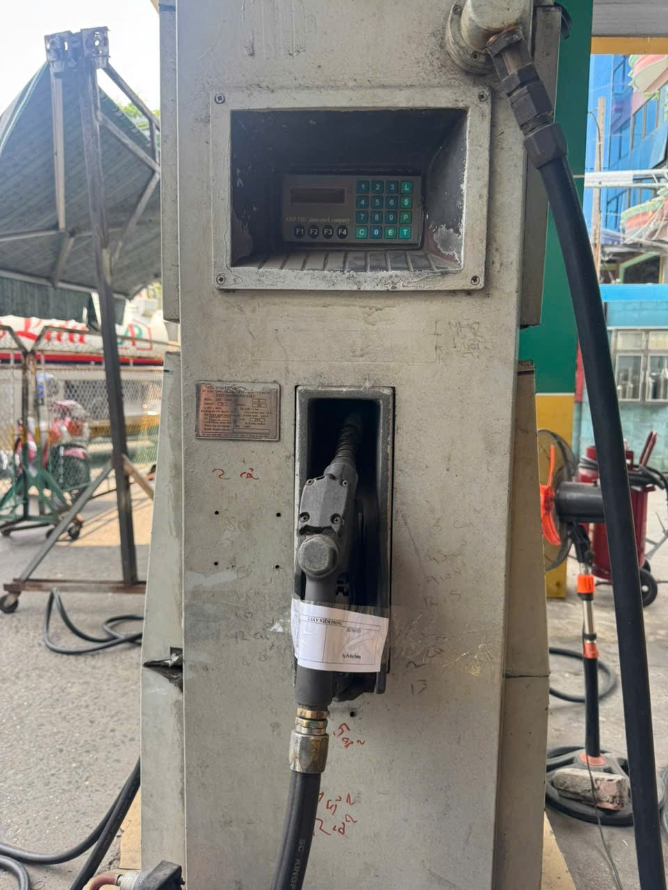 Lật tẩy 'công xưởng' sản xuất xăng RON A95 giả ở TPHCM - Ảnh 14