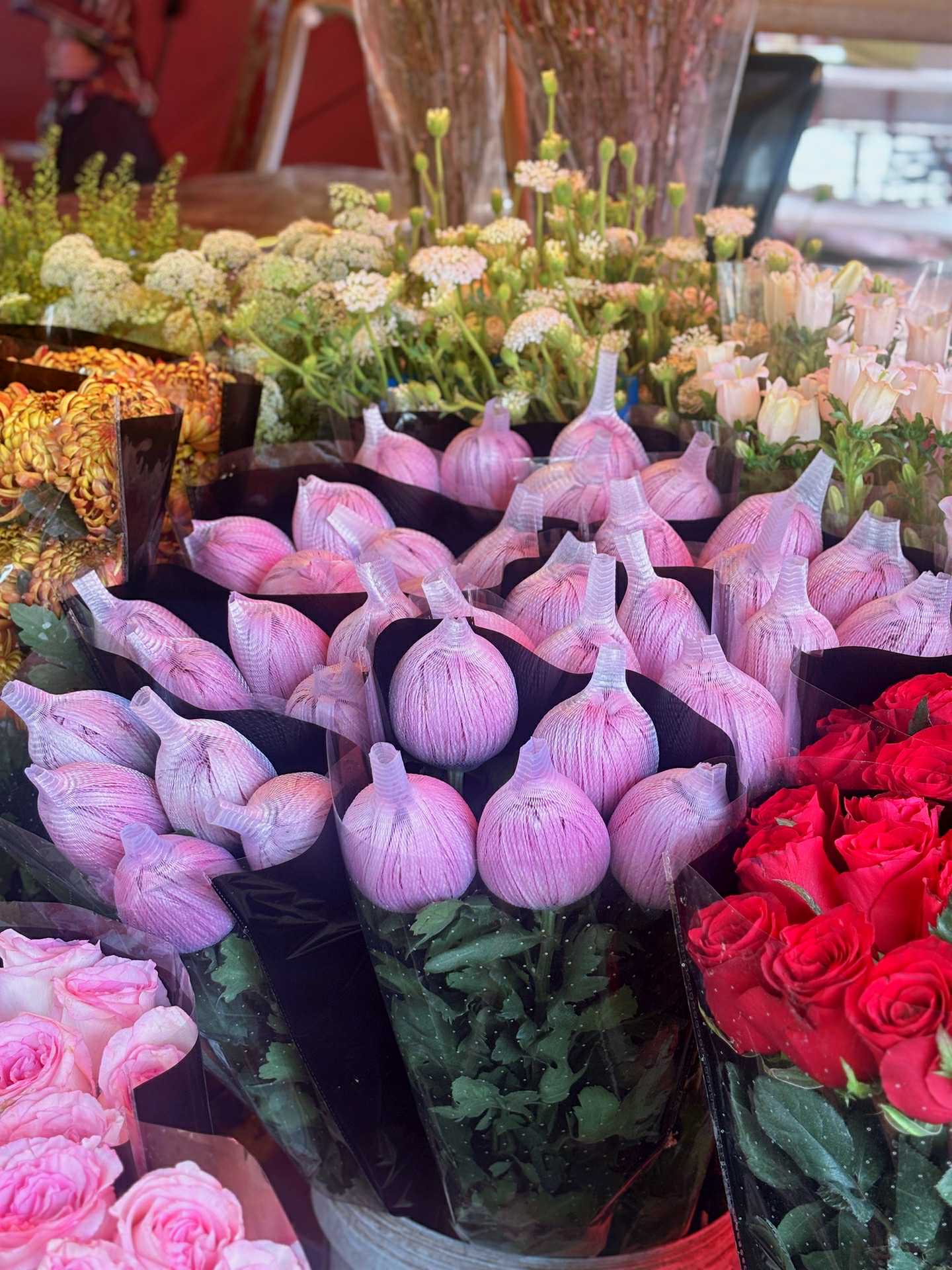 Cập nhật giá cả hoa ngày 28 Tết: Tuyết mai rẻ bất ngờ, cúc đẹp “đỉnh cao”, mộc lan trở thành hot trend - Ảnh 2