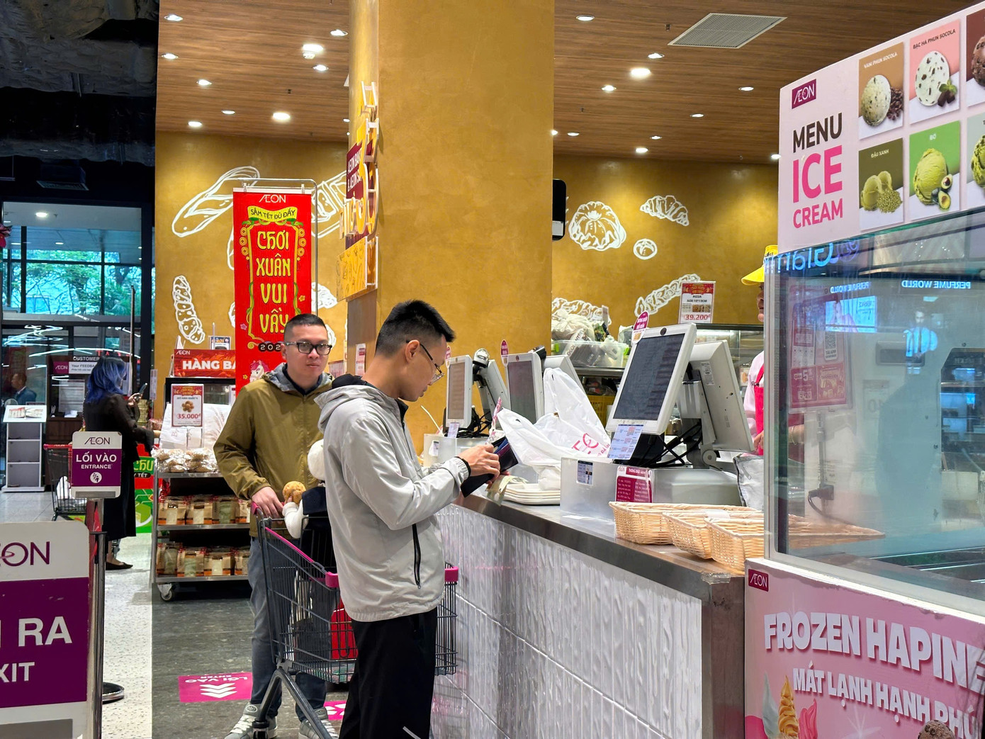 Mùng 2 Tết: Siêu thị ngập rau thịt, khách vắng tanh vắng ngắt - Ảnh 9