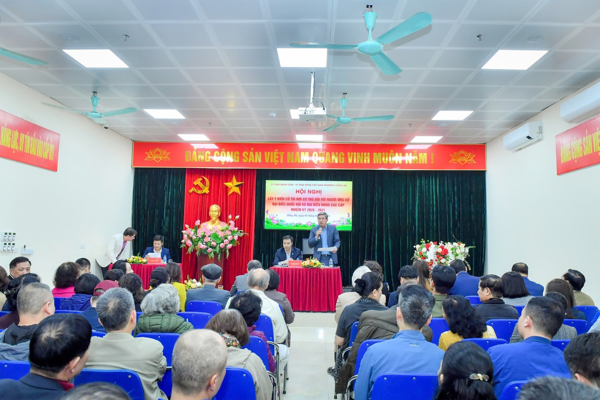 Thống đốc Nguyễn Thị Hồng được 100% cử tri nơi cư trú tín nhiệm giới thiệu ứng cử Đại biểu Quốc hội khóa XVI - Ảnh 4