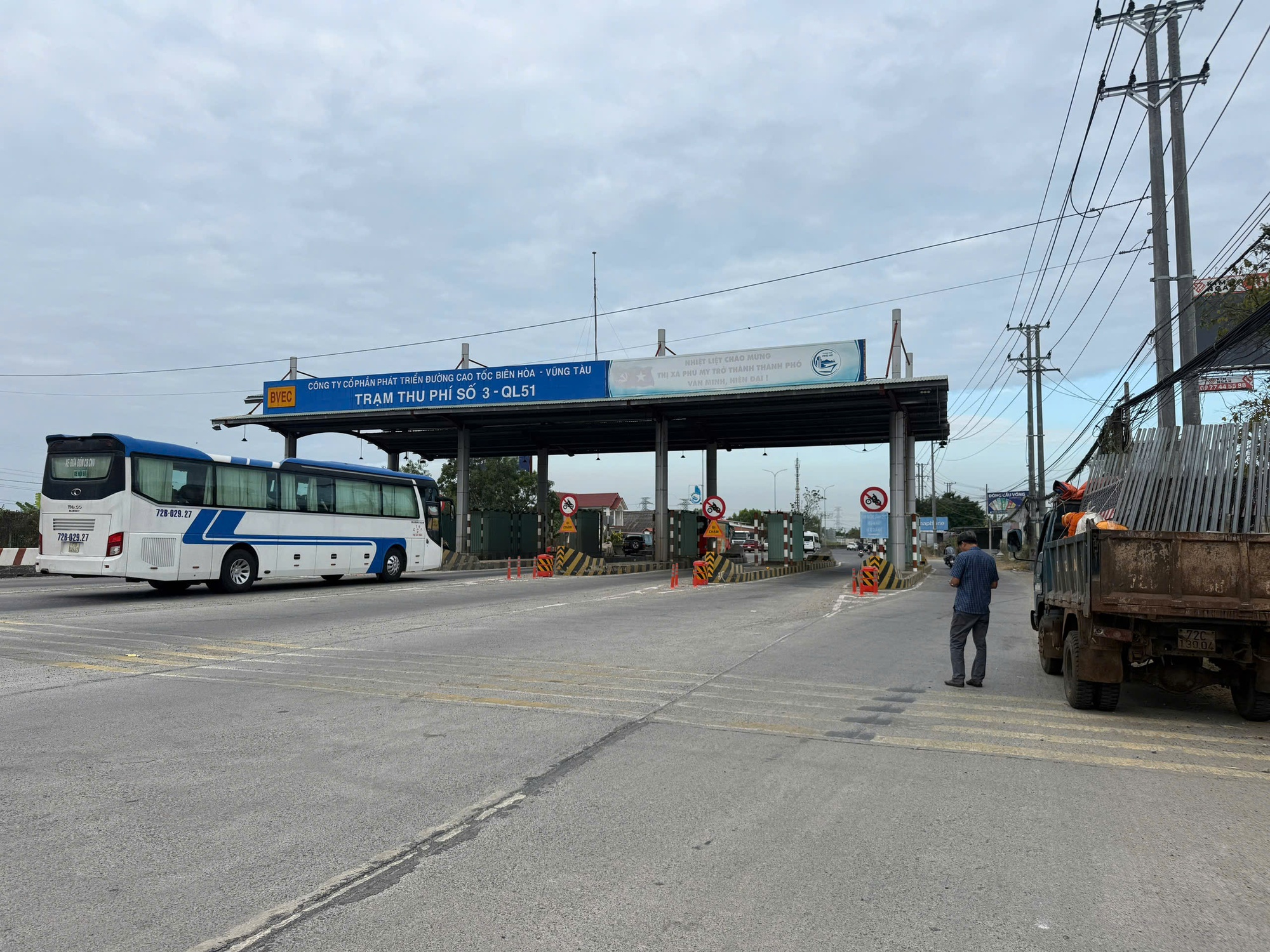 Hình ảnh đang tháo dỡ trạm thu phí T3 trên Quốc lộ 51 - Ảnh 2