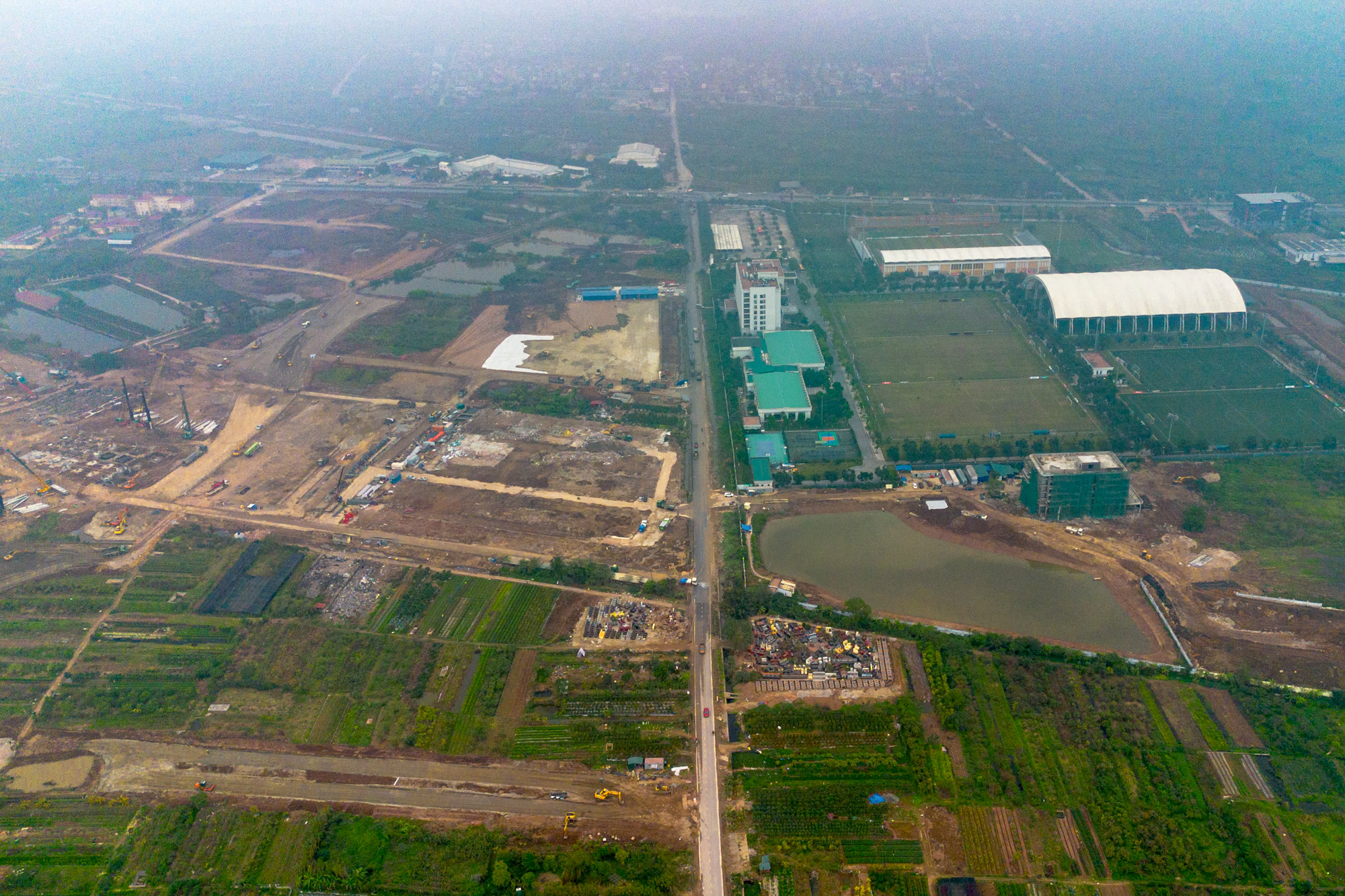 Toàn cảnh công trường sân vận động 60.000 chỗ lớn thứ 2 Việt Nam: Có mặt bằng "sạch" sau 2 tháng, máy móc phủ kín, sắp hoàn thành san lấp - Ảnh 3