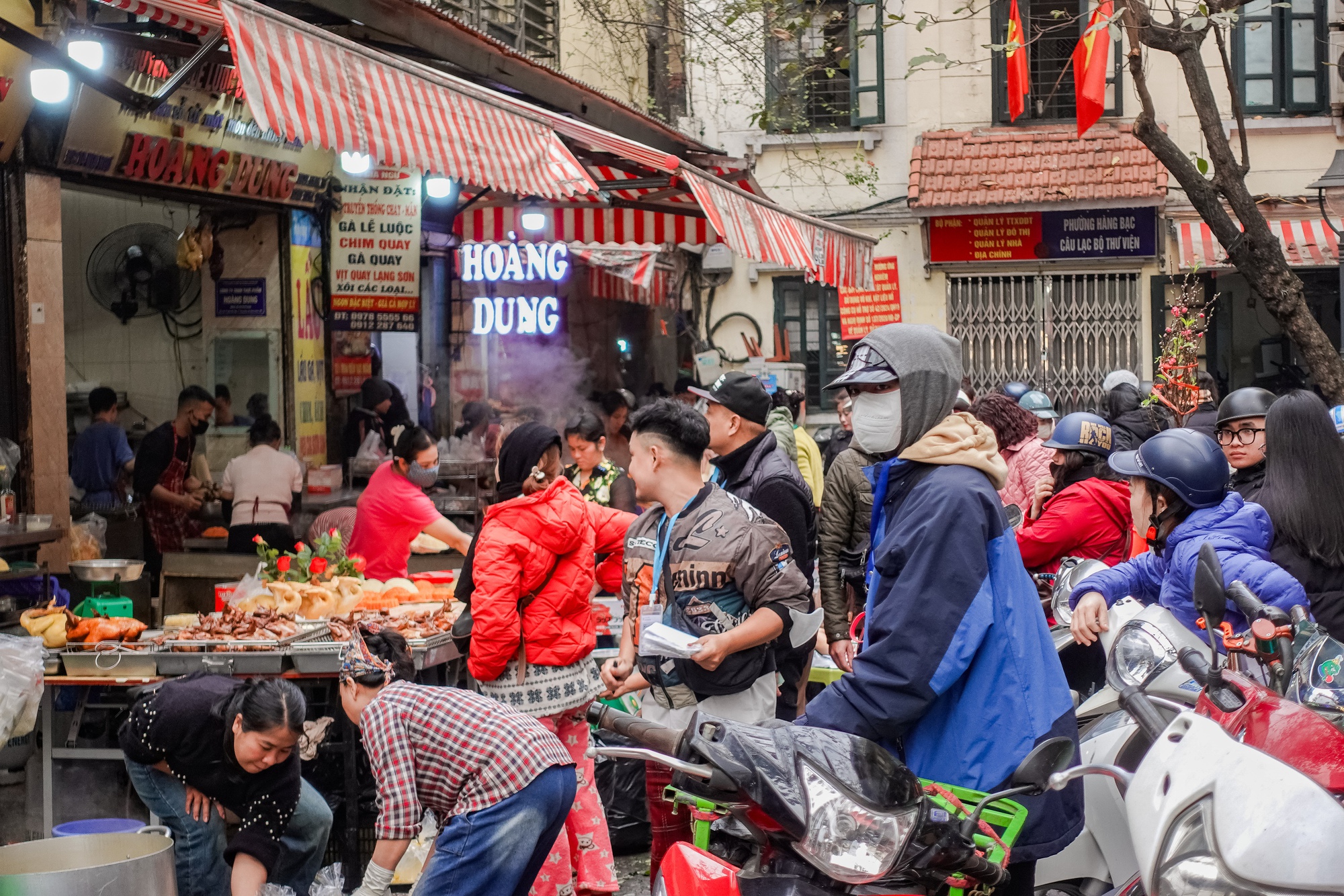 Gà luộc 1 triệu/con vẫn đổ xô mua - đây là khu chợ hot nhất Hà Nội hôm nay! - Ảnh 1