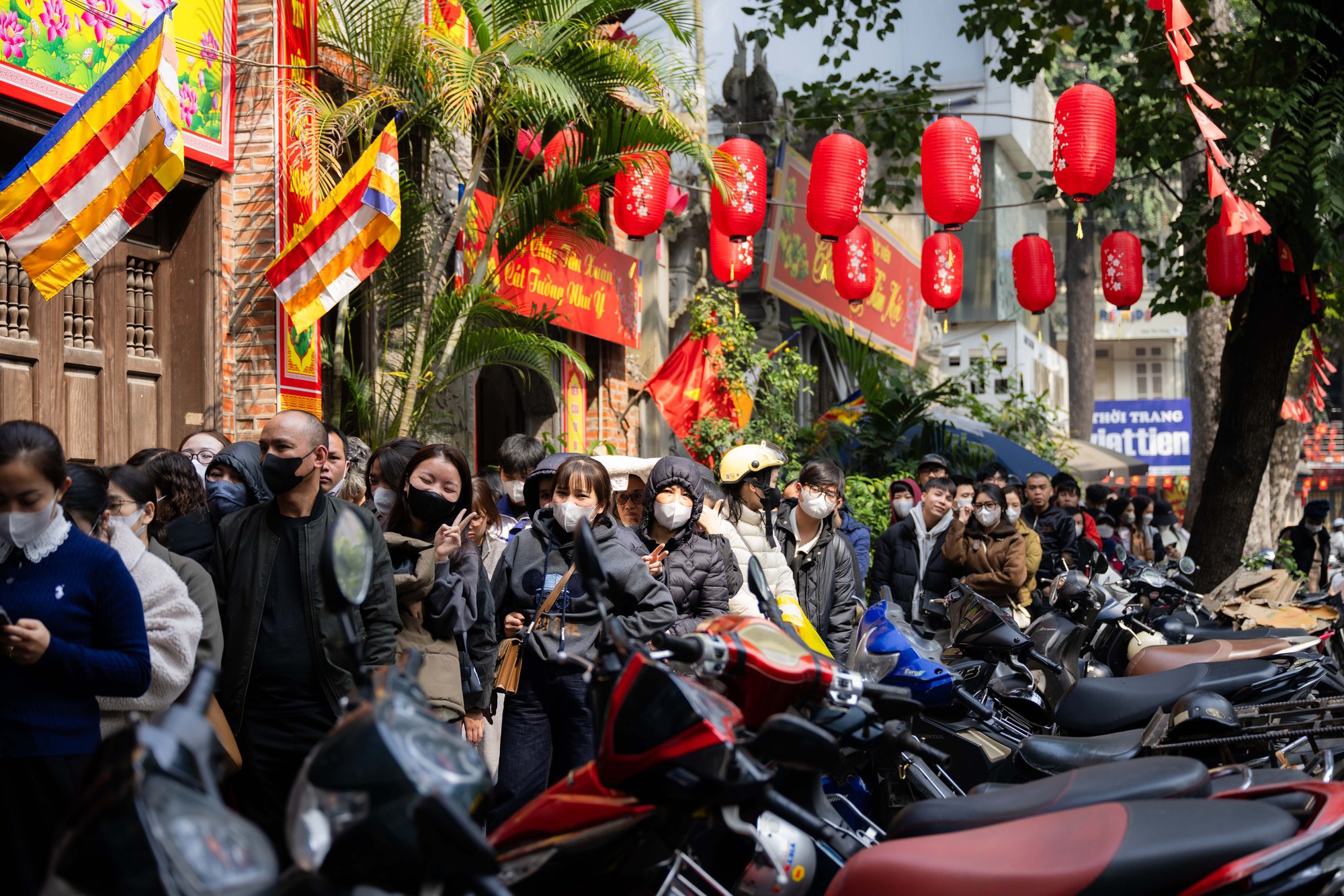 Xếp hàng cả trăm mét mua nem chua ở Hà Nội: Người phải chờ 50 khách, kẻ được "chen hàng" nhờ tấm thẻ đặc biệt - Ảnh 3