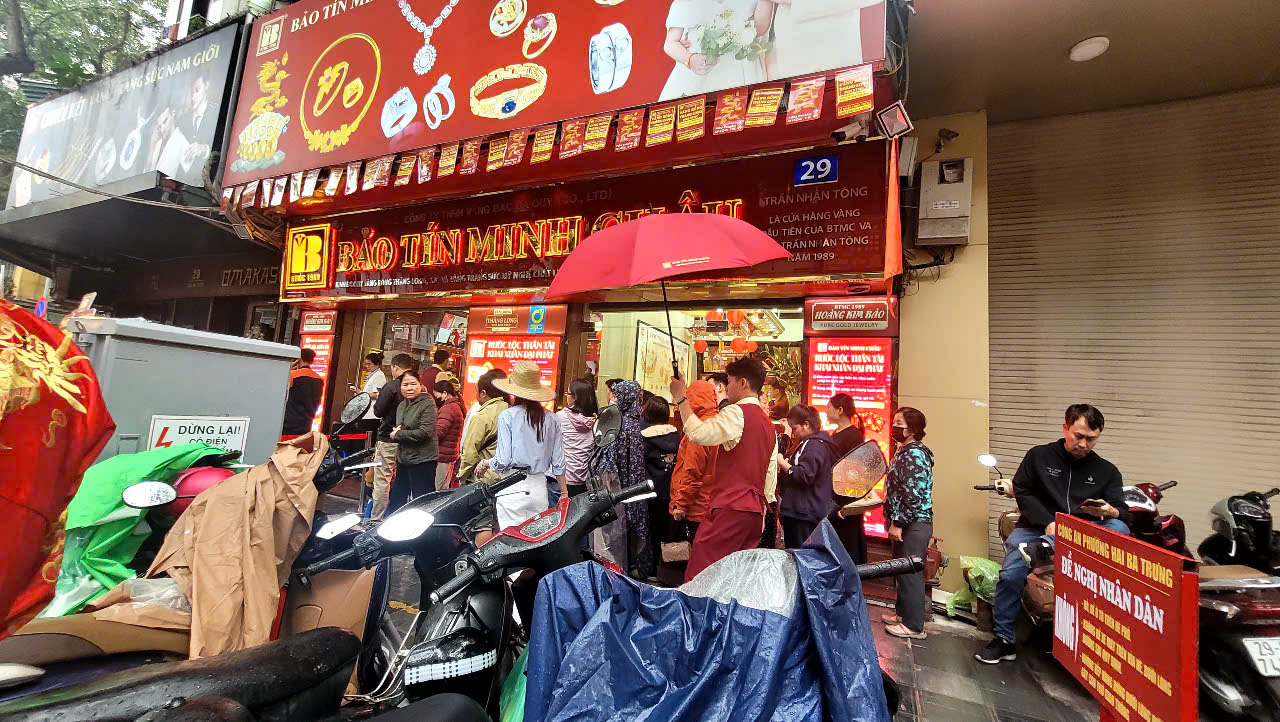 Vàng, bạc "cháy" hàng - Ảnh 1