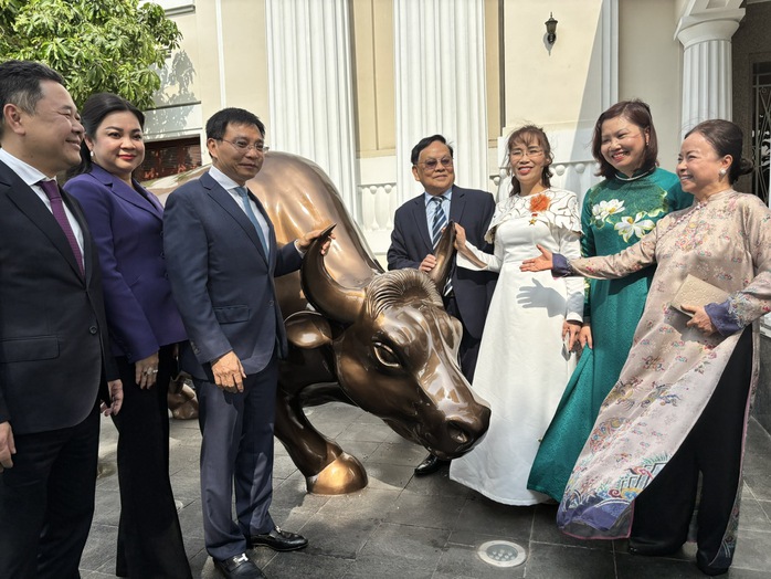 Tỉ phú Nguyễn Thị Phương Thảo xuất hiện tại lễ đánh cồng khai xuân chứng khoán - Ảnh 1