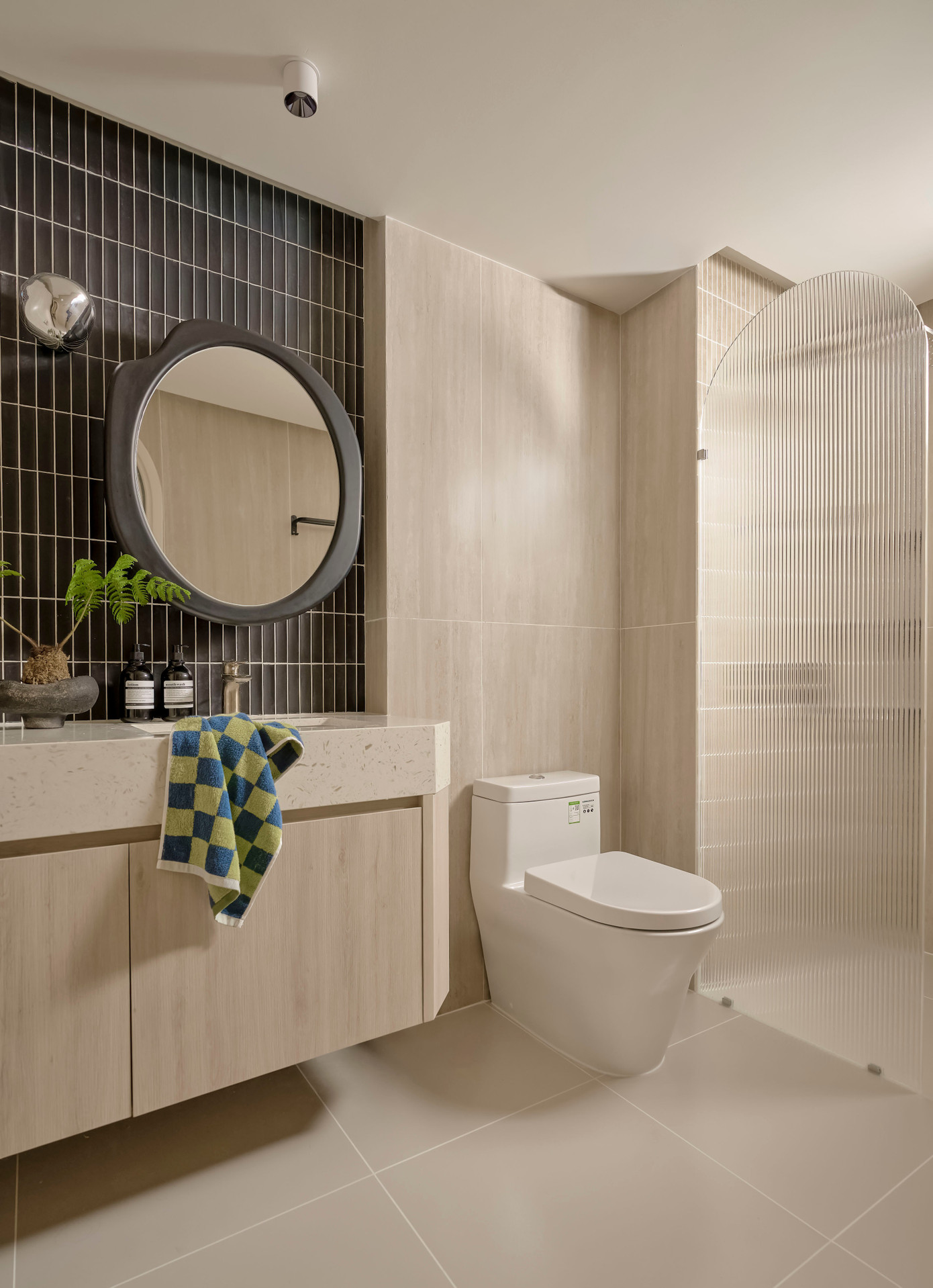 Tận dụng ánh sáng tự nhiên lan tỏa toàn bộ không gian của ngôi nhà hơn 120m2 - Ảnh 20