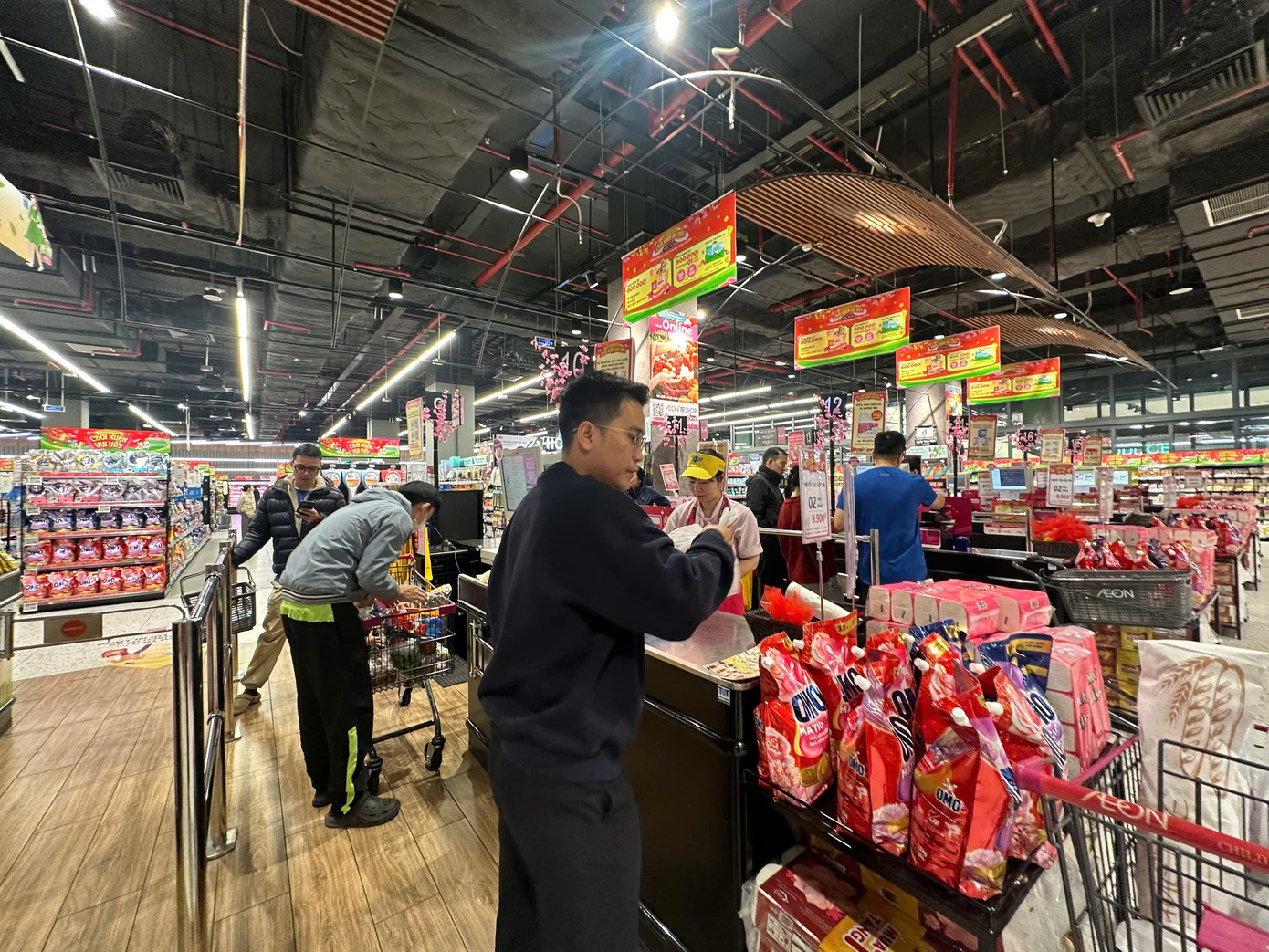 Mùng 2 Tết: Siêu thị ngập rau thịt, khách vắng tanh vắng ngắt - Ảnh 10