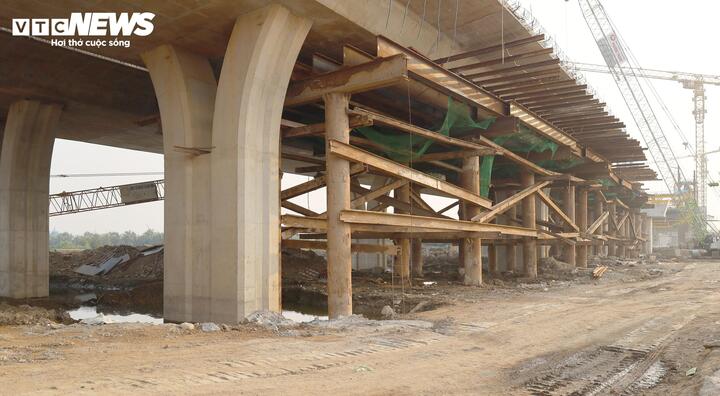 Hình hài cầu vượt sông Lạch Tray hơn 2.000 tỷ đồng sau 13 tháng thi công - Ảnh 4