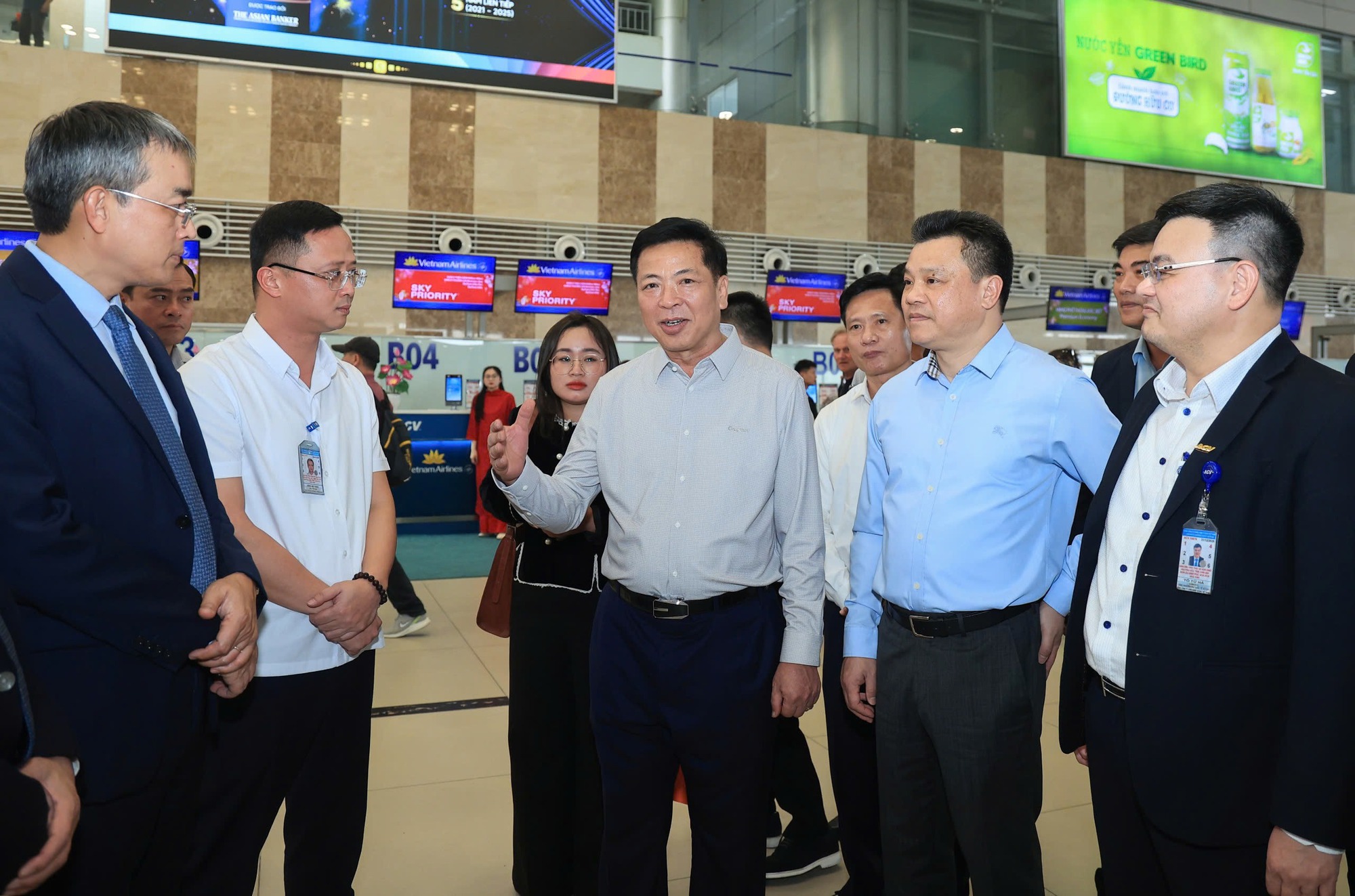 Bộ trưởng Xây dựng Trần Hồng Minh thị sát sân bay, nhà ga, đường sắt đô thị, bến xe chiều 29 Tết - Ảnh 1