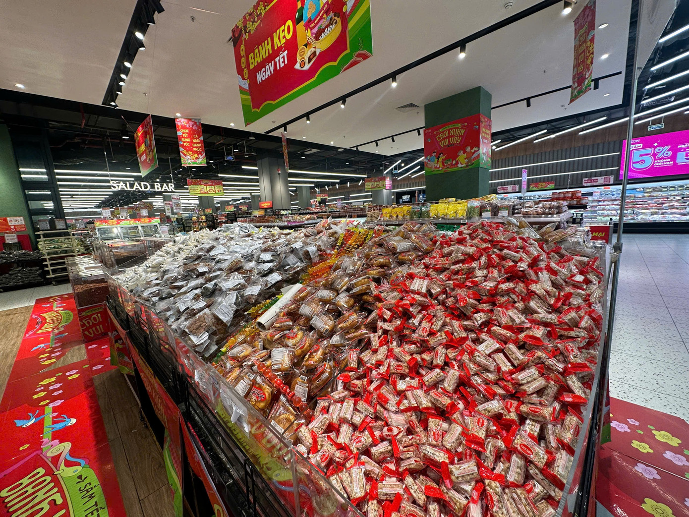 Mùng 2 Tết: Siêu thị ngập rau thịt, khách vắng tanh vắng ngắt - Ảnh 11