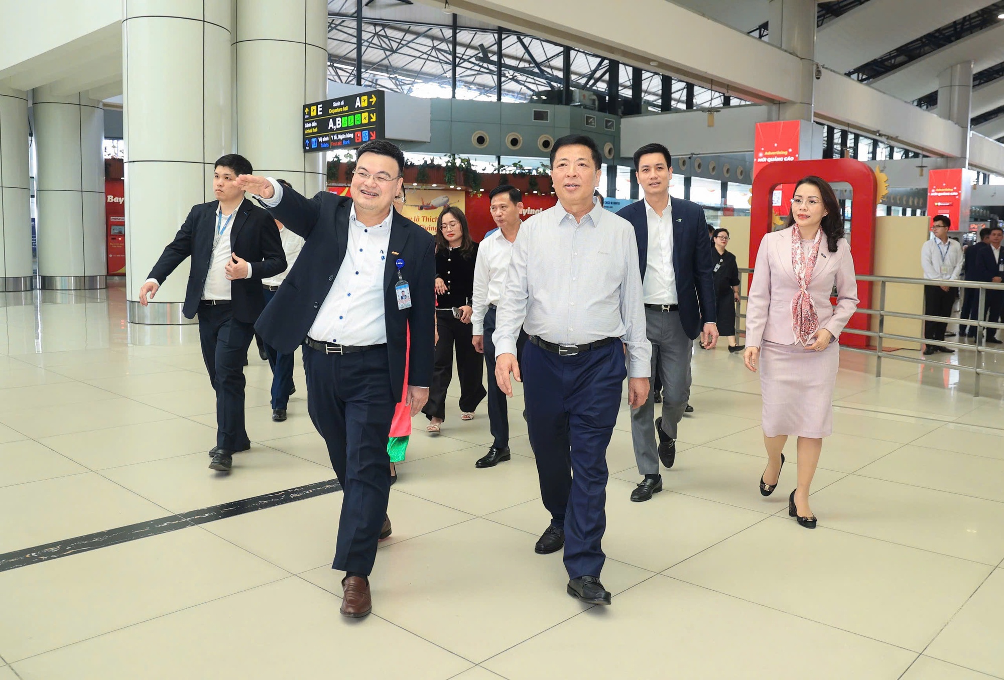 Bộ trưởng Xây dựng Trần Hồng Minh thị sát sân bay, nhà ga, đường sắt đô thị, bến xe chiều 29 Tết - Ảnh 2