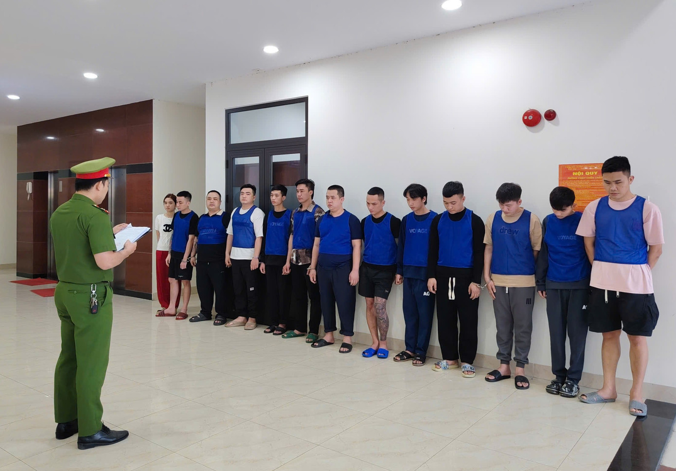 Bắt 13 đối tượng trong đường dây lừa đảo giả danh ngân hàng - Ảnh 1