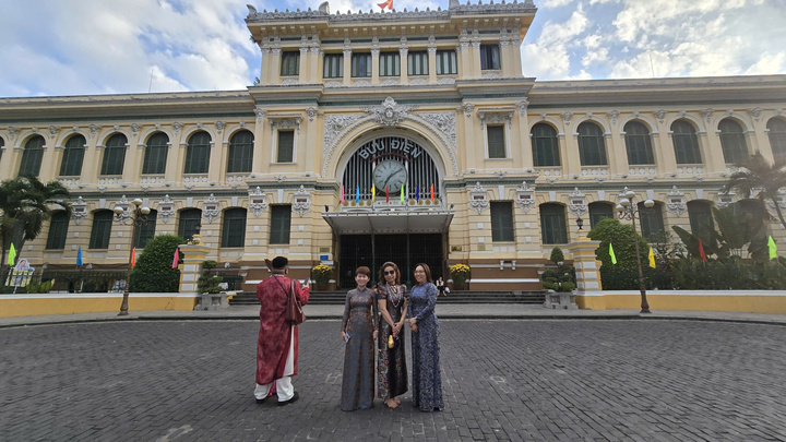 Cảnh vắng lặng hiếm thấy của đường phố Hà Nội, TP.HCM sáng mùng 1 Tết - Ảnh 7