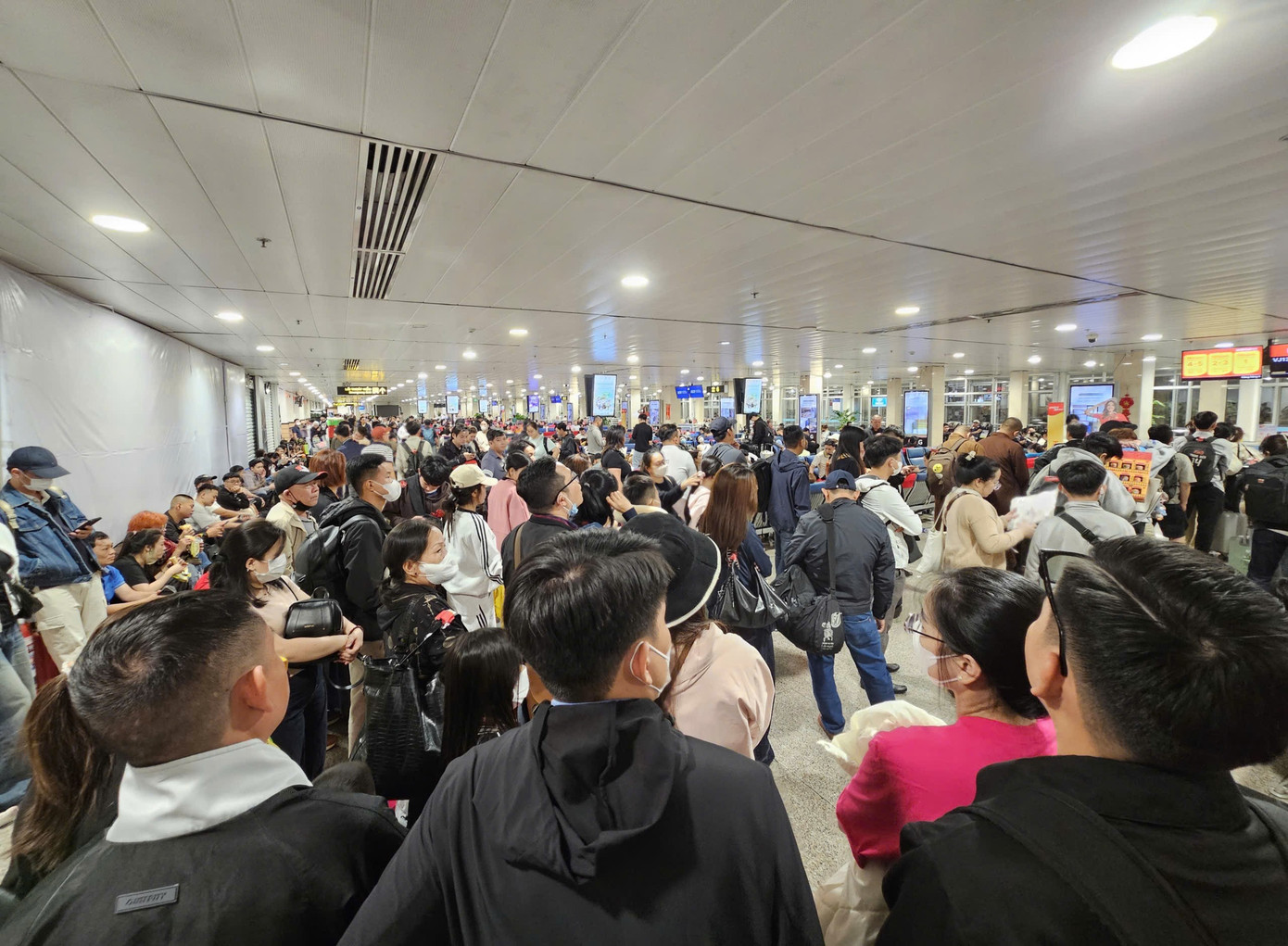 Tân Sơn Nhất đón lượng khách đông chưa từng có vào mùng 6 Tết - Ảnh 1