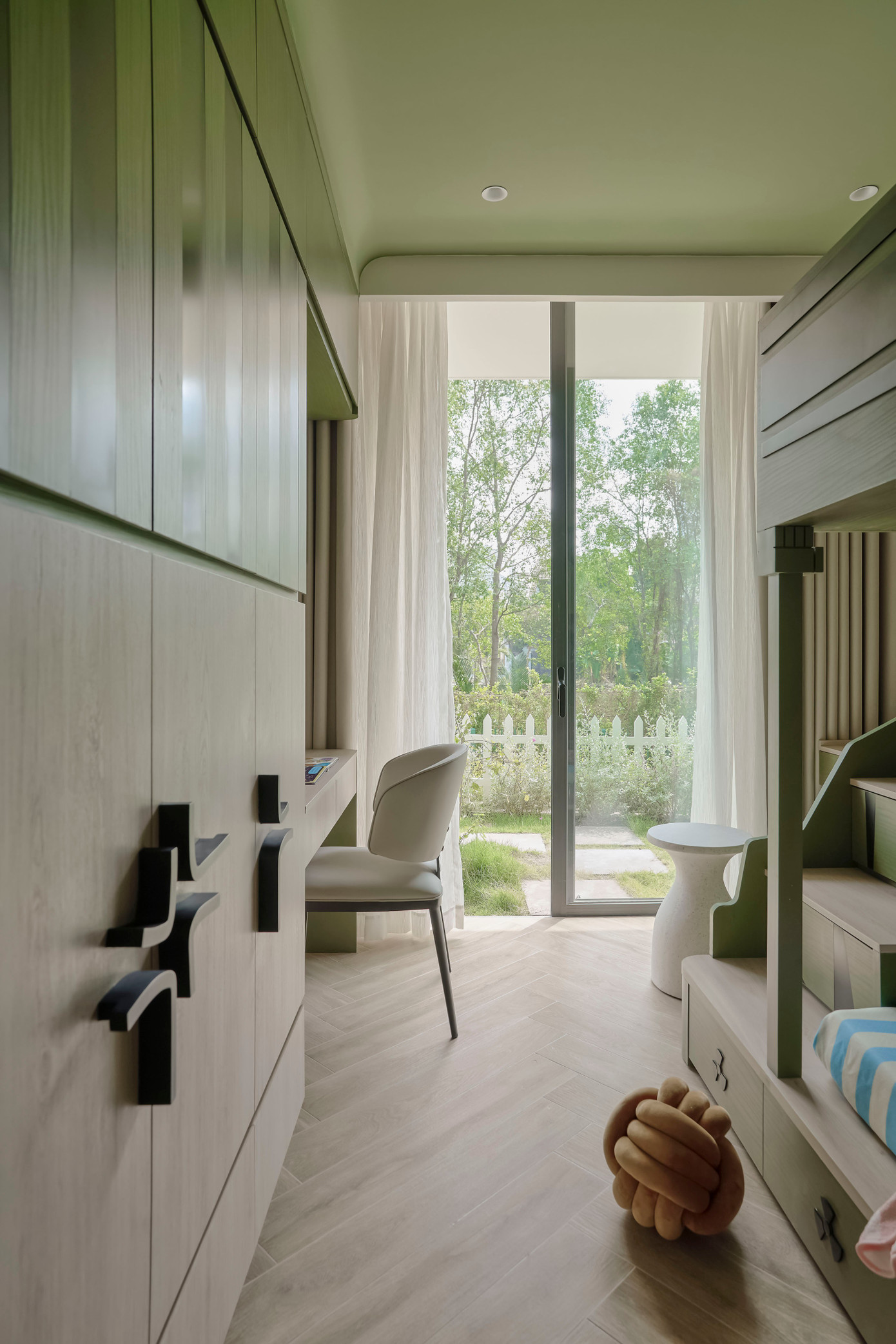 Tận dụng ánh sáng tự nhiên lan tỏa toàn bộ không gian của ngôi nhà hơn 120m2 - Ảnh 29