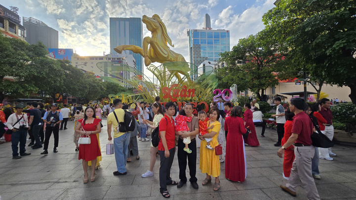 Cảnh vắng lặng hiếm thấy của đường phố Hà Nội, TP.HCM sáng mùng 1 Tết - Ảnh 10