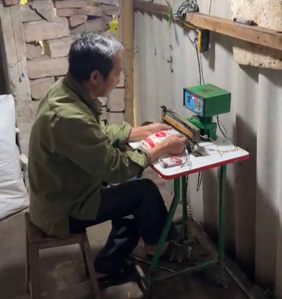 Đột kích một cơ sở, công an tỉnh Hưng Yên triệt phá đường dây sản xuất mì chính giả, tịch thu hơn 1 tấn sản phẩm nhãn hiệu Ajinomoto - Ảnh 4