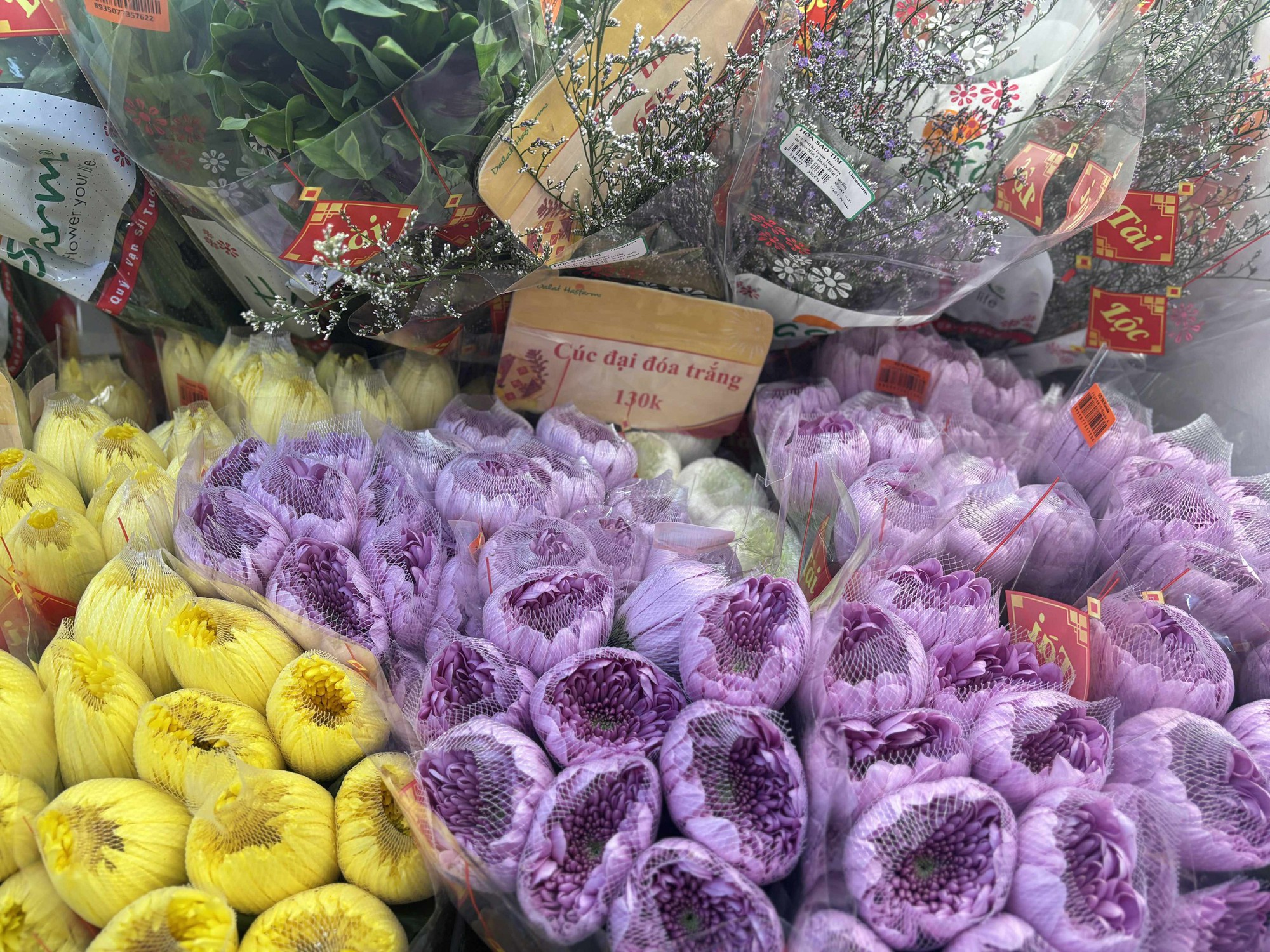 Cập nhật giá cả hoa ngày 28 Tết: Tuyết mai rẻ bất ngờ, cúc đẹp “đỉnh cao”, mộc lan trở thành hot trend - Ảnh 9