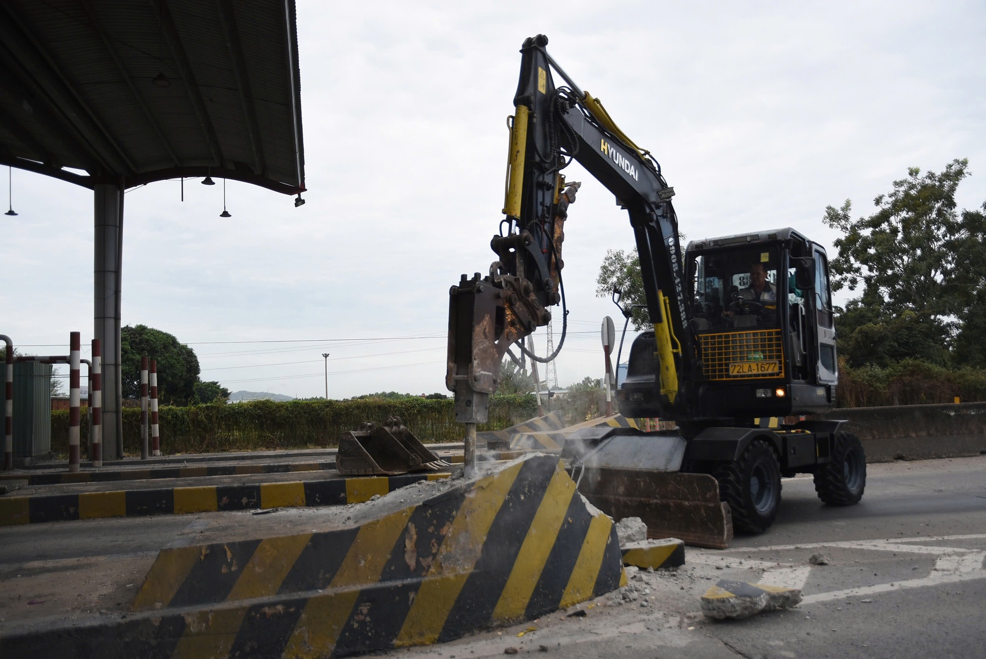 Hình ảnh đang tháo dỡ trạm thu phí T3 trên Quốc lộ 51 - Ảnh 7