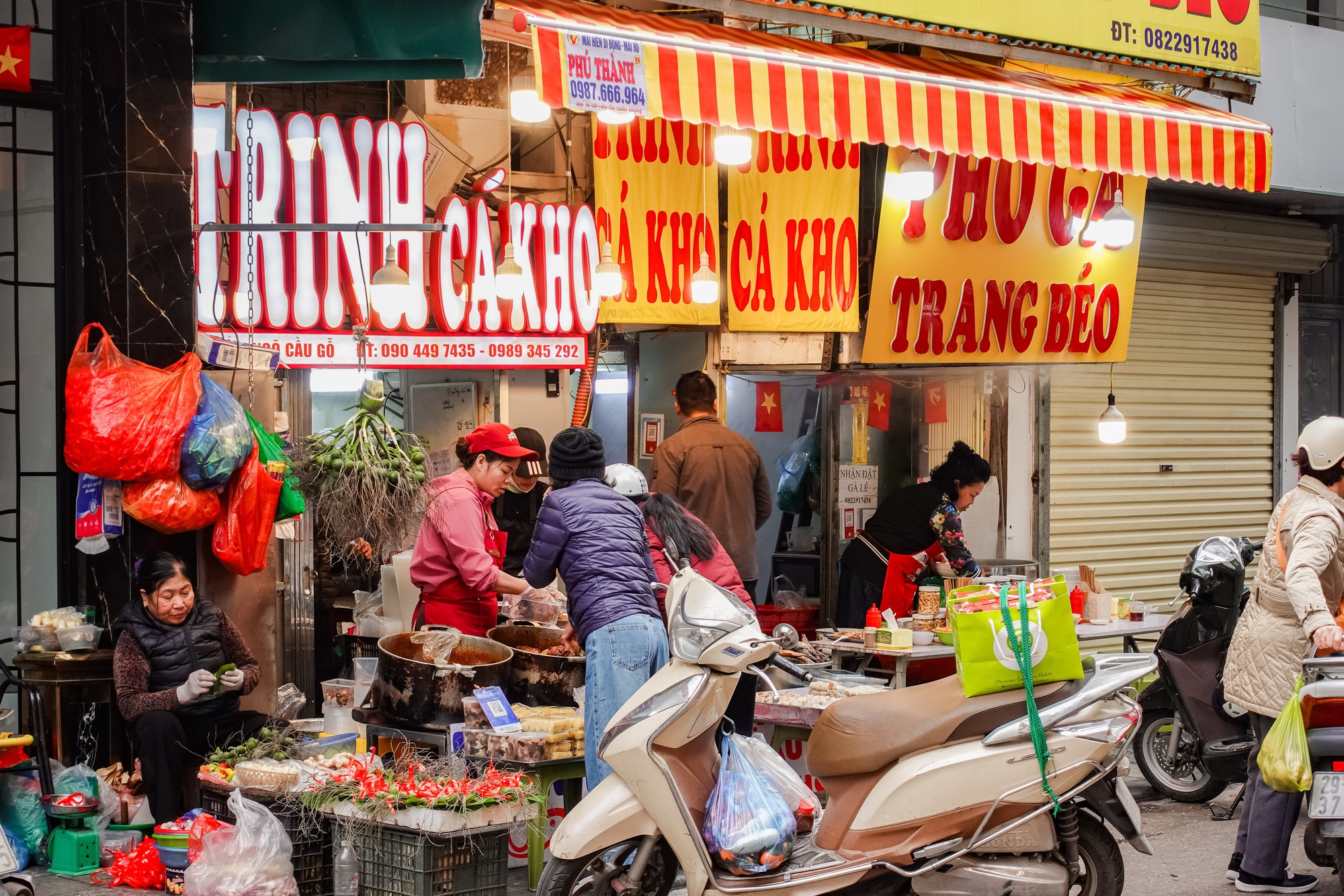 Gà luộc 1 triệu/con vẫn đổ xô mua - đây là khu chợ hot nhất Hà Nội hôm nay! - Ảnh 2