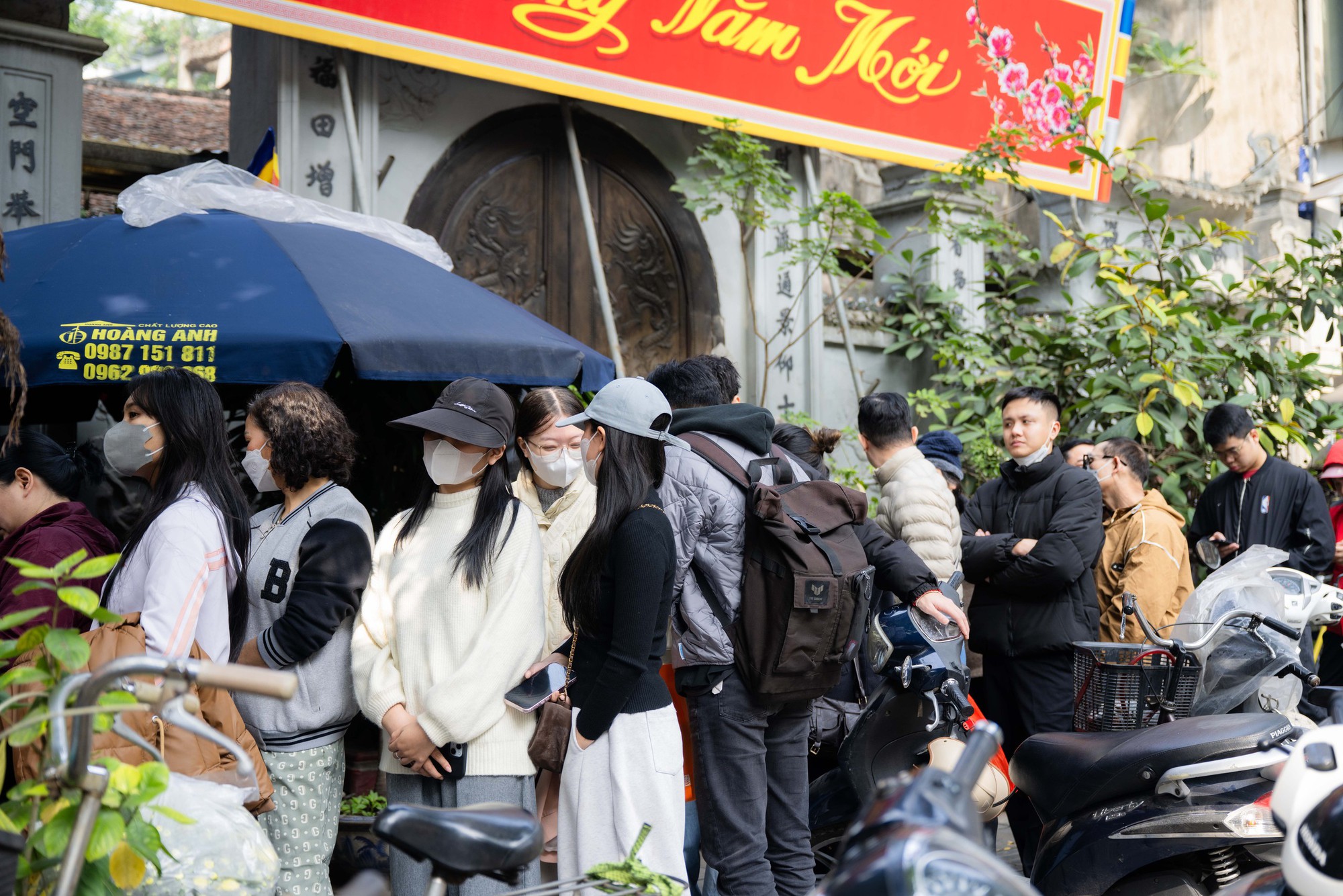 Xếp hàng cả trăm mét mua nem chua ở Hà Nội: Người phải chờ 50 khách, kẻ được "chen hàng" nhờ tấm thẻ đặc biệt - Ảnh 4